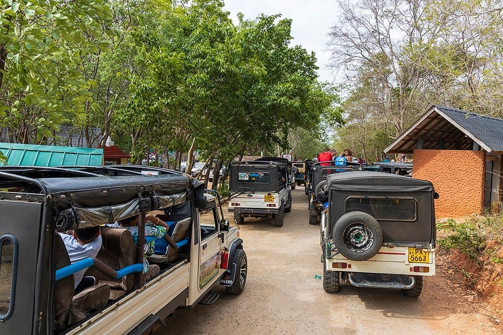 Map showing driving routes to Kaudulla National Park from major cities